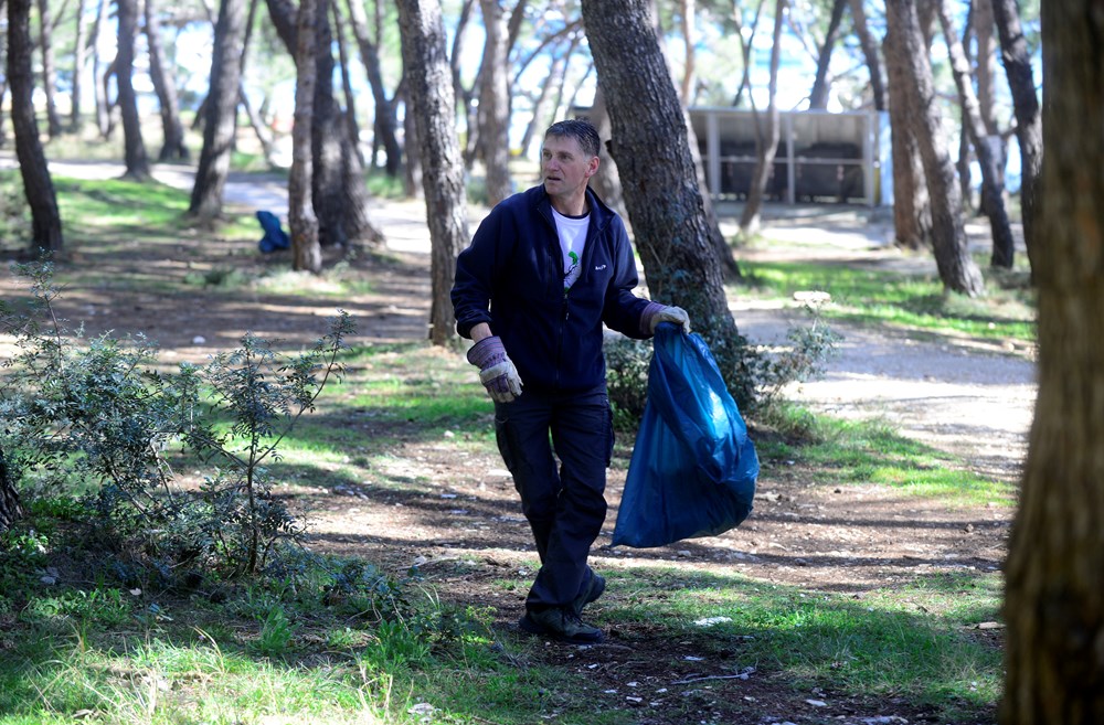 Volonteri čiste Bunarinu (snimio: Dejan ŠTIFANIĆ)